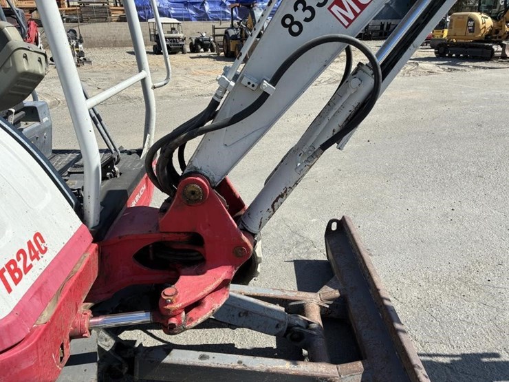 2017-takeuchi-tb240-image-12