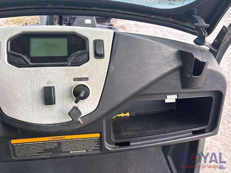 club-car-carryall-710-electric-utility-cart-image-9