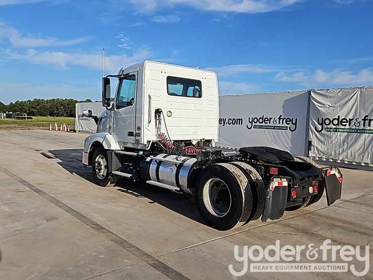 2018-volvo-10-image-3