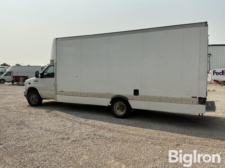 2021-ford-e450-image-8