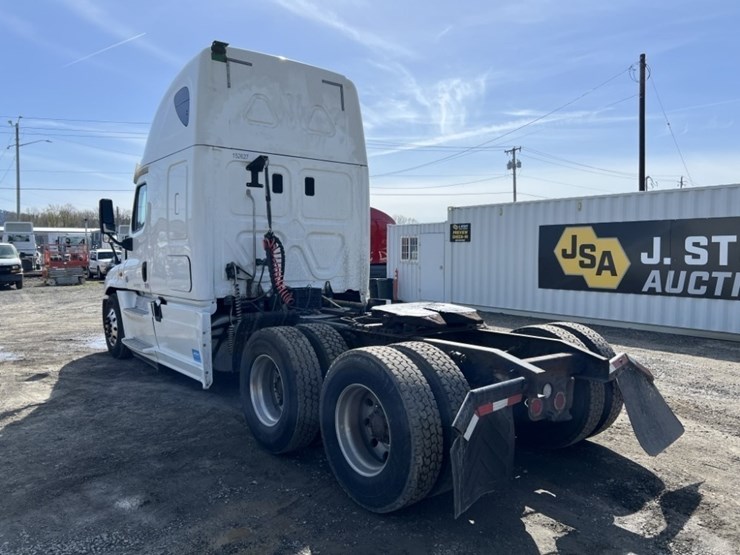 2016-freightliner-t/a-sleeper-truck-tractor-image-6