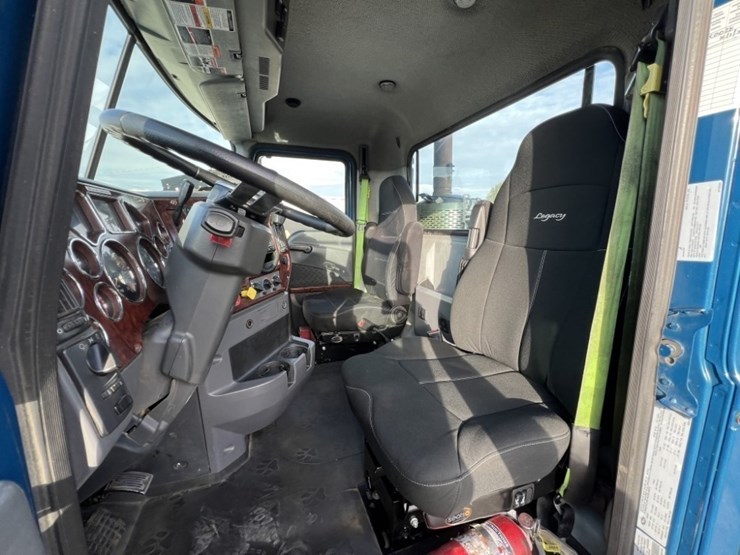 2017-mack-cxu613-tri-axle-truck-tractor-image-33