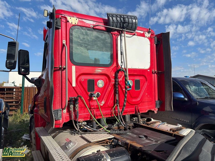 non-operable-2016-freightliner-cascadia-t/a-day-cab-tractor-image-10