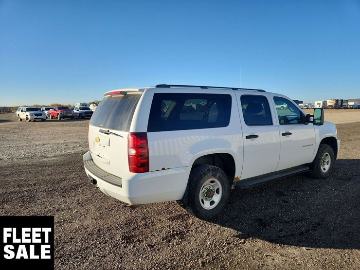 2012-chevrolet-suburban-image-4
