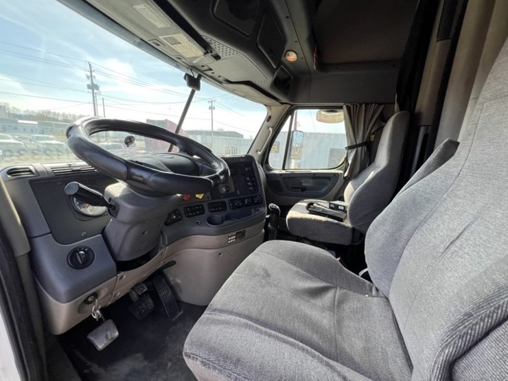 2016-freightliner-t/a-sleeper-truck-tractor-image-25