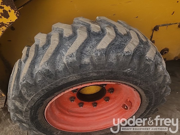 2018-deere-318g-image-9