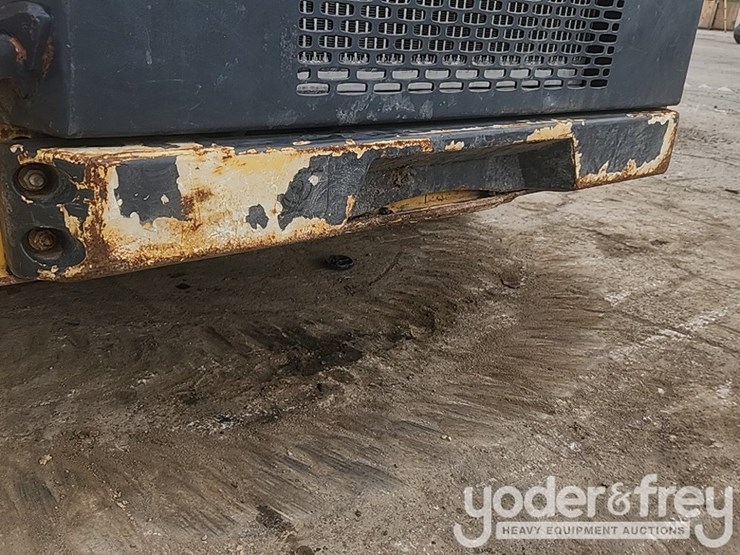 2018-deere-318g-image-16