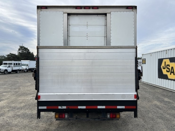 2011-isuzu-nrr-image-5