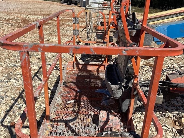 2013-jlg-800s-image-21