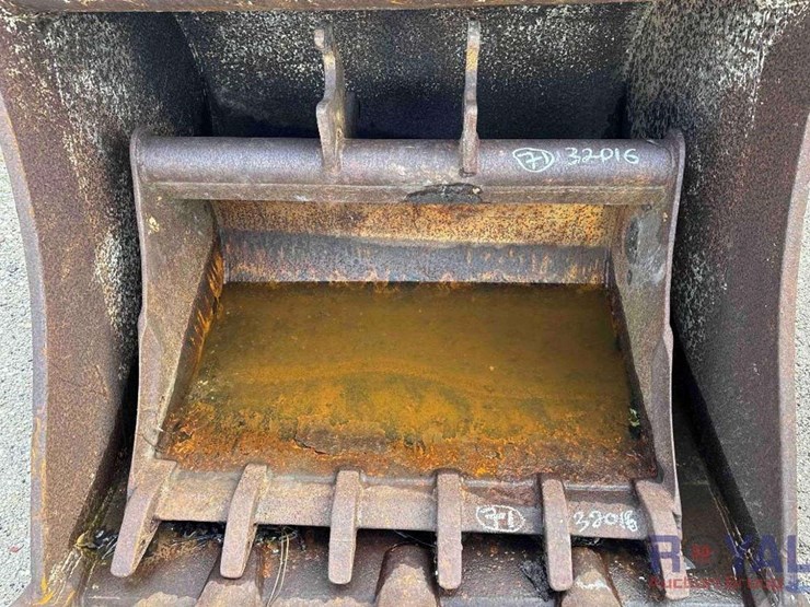 35in-excavator-tooth-bucket-image-1