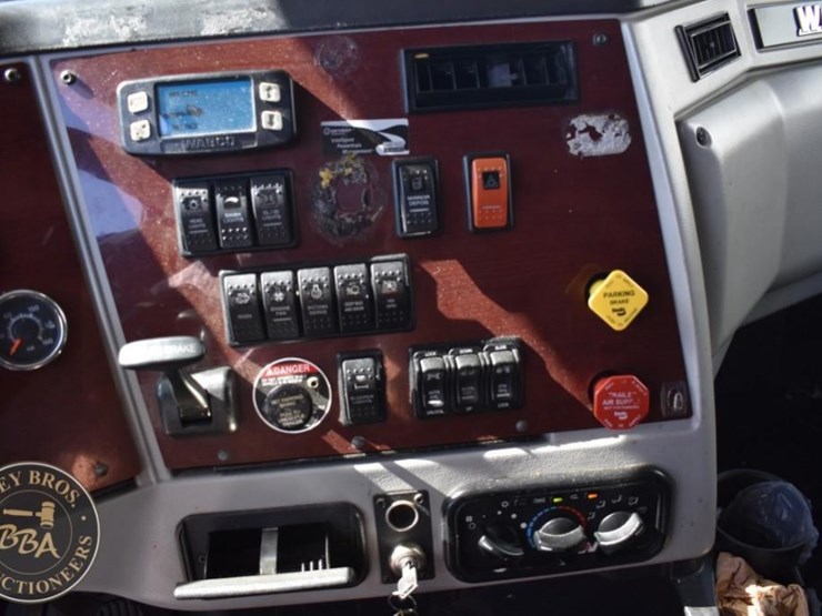 2020-western-star-5700xe-image-55
