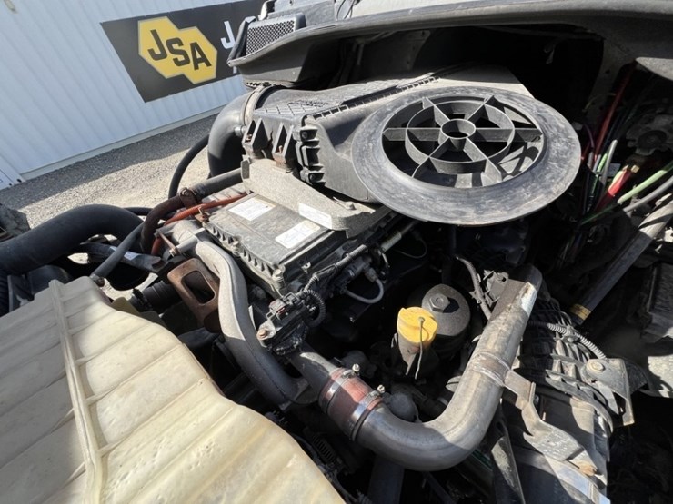 2016-freightliner-t/a-sleeper-truck-tractor-image-15
