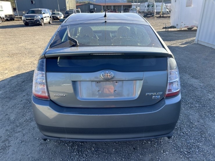 2005-toyota-prius-hybrid-sedan-image-5