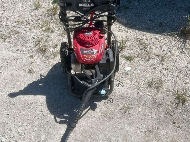 black-max-2.3gpm-portable-pressure-washer-image-1
