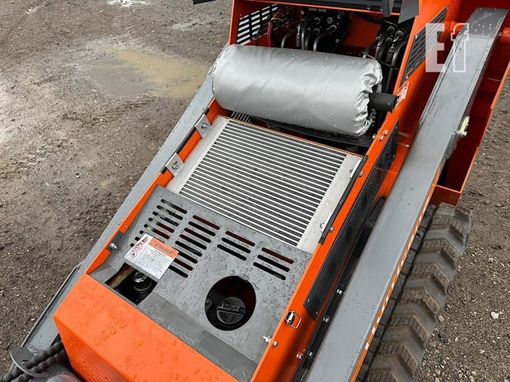 hurricane-mini-skid-steer-7-image-12