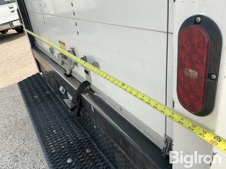 2019-gmc-savana-4500-2wd-box-delivery-van-image-13