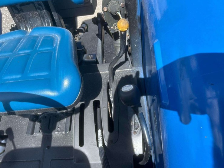 new-holland-tn65-57hp-utility-tractor-image-10
