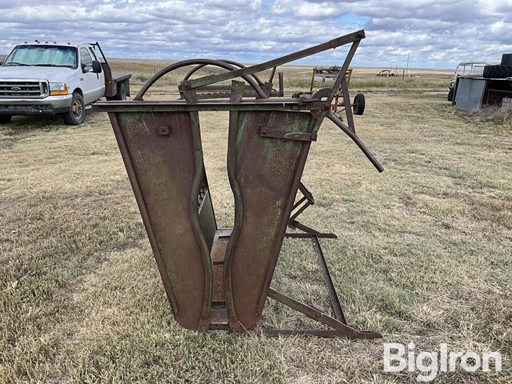 calf-cradle-squeeze-chute-image-2