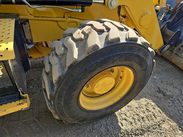 2022-caterpillar-440-image-16