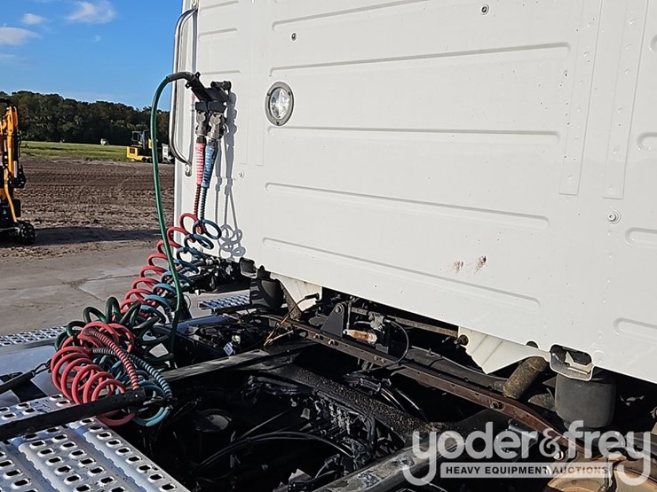 2018-volvo-10-image-22