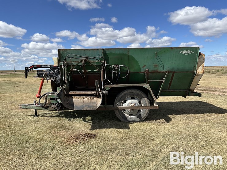 henke-b240-feeder-wagon-image-8