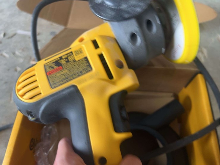 dewalt-5”-disc-sander-(dwe6401ds)-image-3