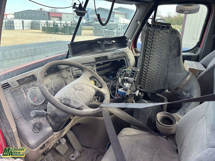 non-operable-2016-freightliner-cascadia-t/a-day-cab-tractor-image-12