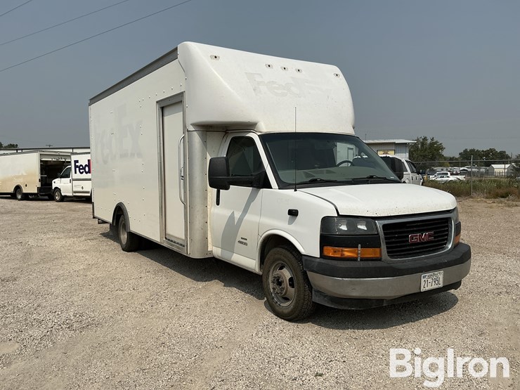 2019-gmc-savana-4500-2wd-box-delivery-van-image-3