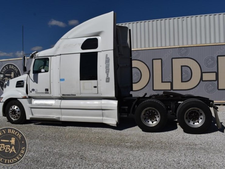 2020-western-star-5700xe-image-2