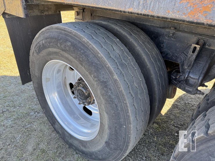 2011-kenworth-t800-image-16