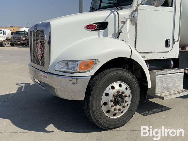 2010-peterbilt-335-image-11