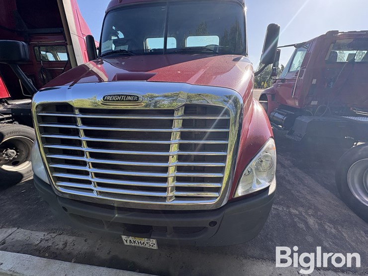 2016-freightliner-ca113dc-truck-tractor-image-11