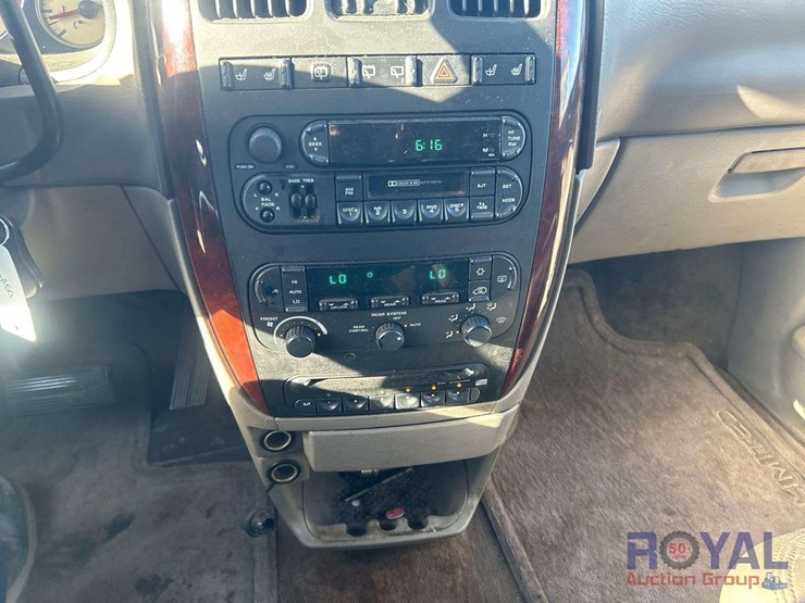 2003chrysler-town-&amp;-country-van-image-13
