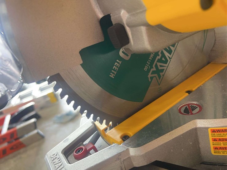 dewalt-12”-compound-miter-saw-(dws715)-image-8