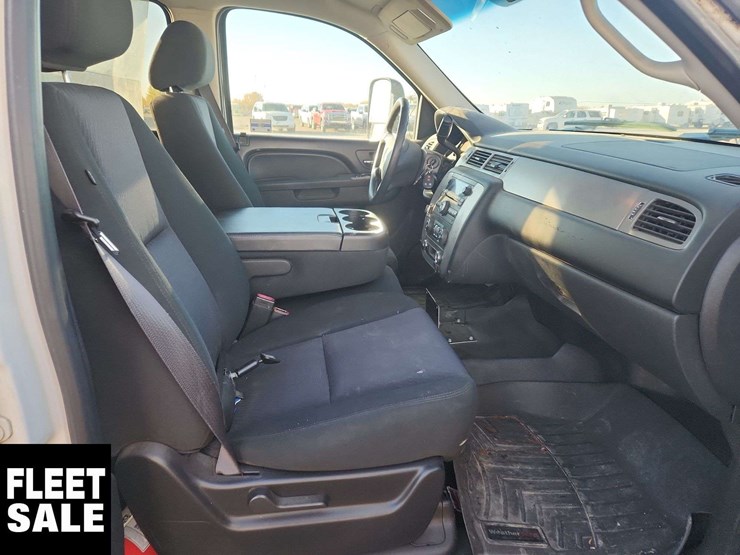 2012-chevrolet-suburban-image-18