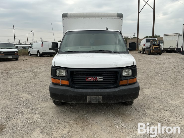 2017-gmc-savana-s/a-delivery-truck-image-2