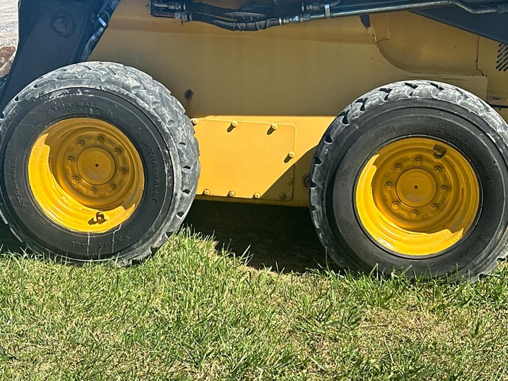 2016-deere-326e-image-8