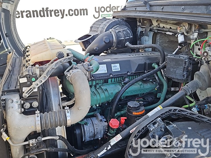 2018-volvo-10-image-23