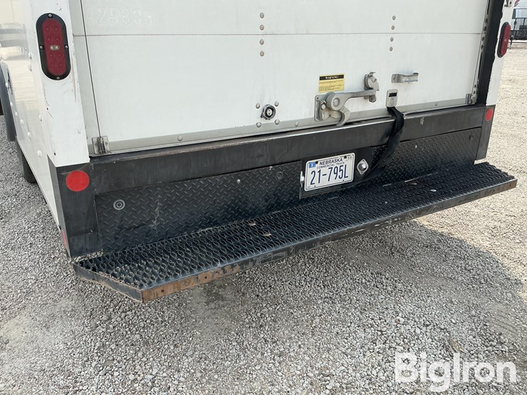 2019-gmc-savana-4500-2wd-box-delivery-van-image-11