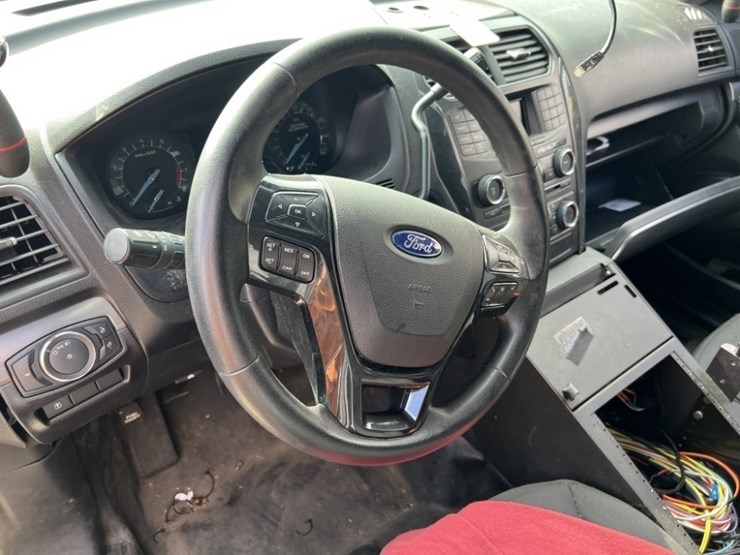2017-ford-explorer-image-35