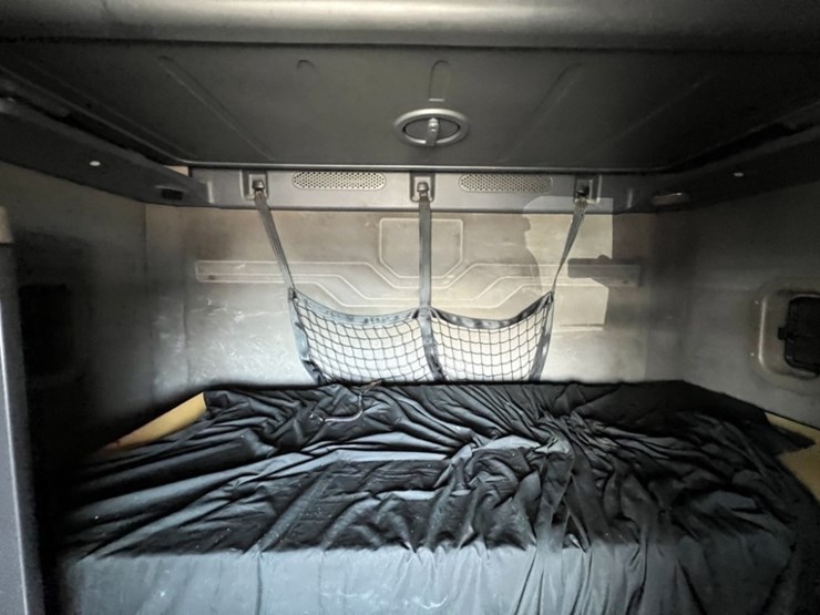 2016-freightliner-t/a-sleeper-truck-tractor-image-38