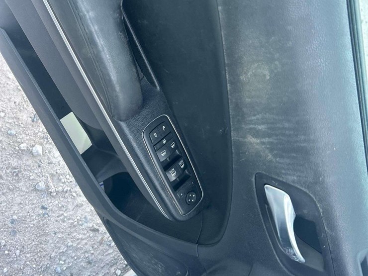 2016-dodge-charger-sedan-image-11