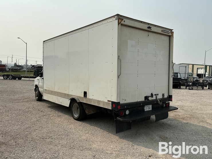 2021-ford-e350-image-7