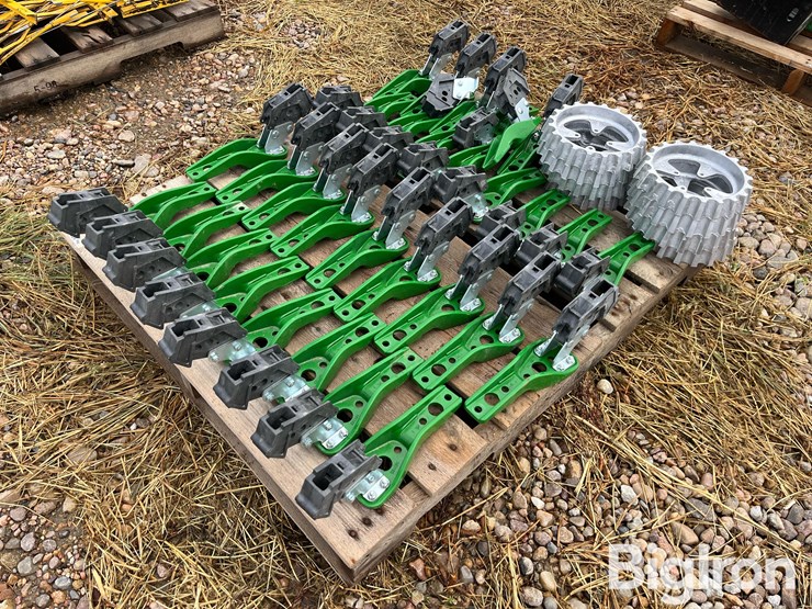 john-deere-32-image-3