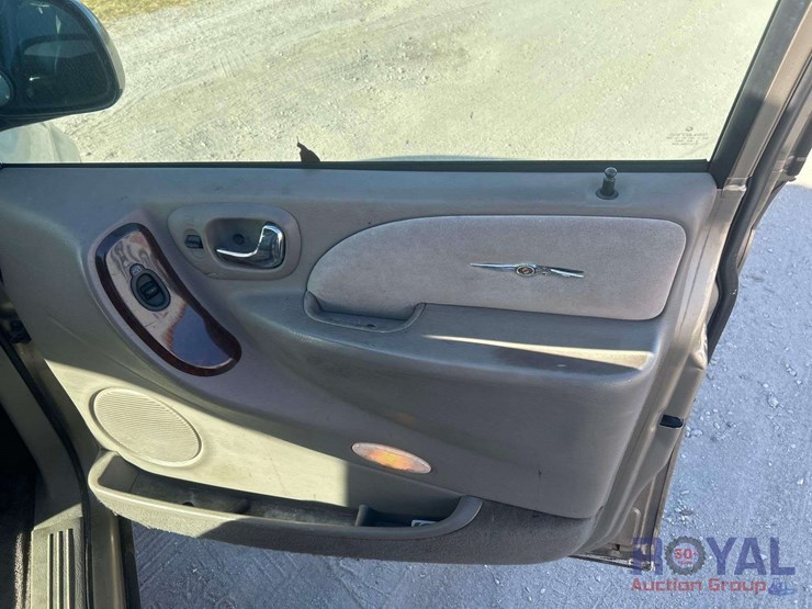 2003chrysler-town-&amp;-country-van-image-28