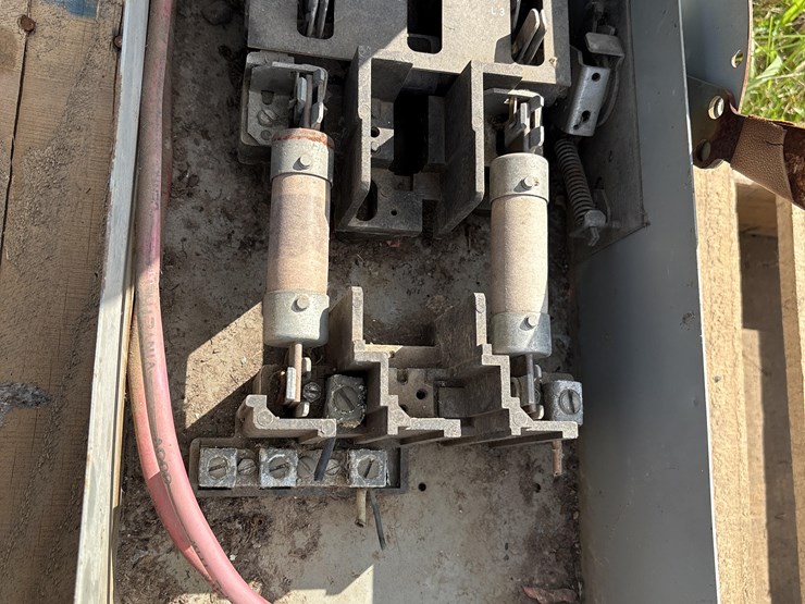 ge-220-volt-electric-panels-image-11