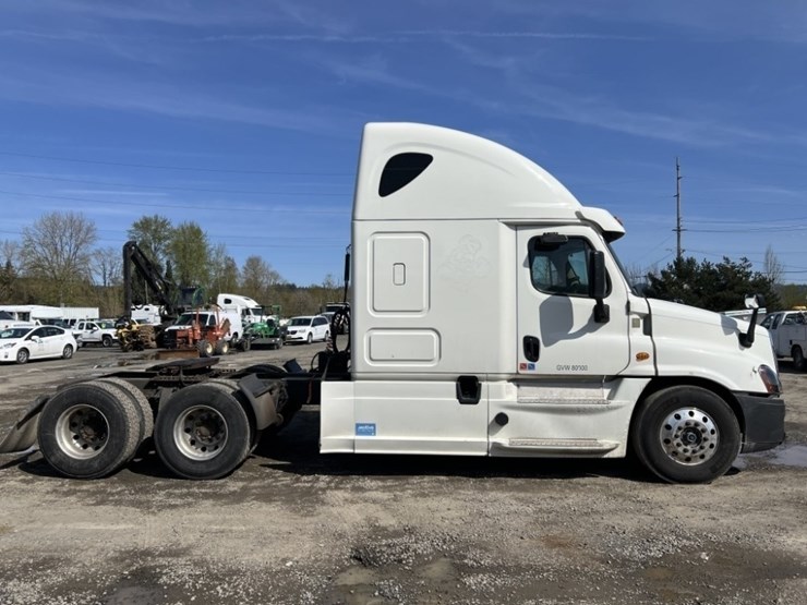 2016-freightliner-t/a-sleeper-truck-tractor-image-3