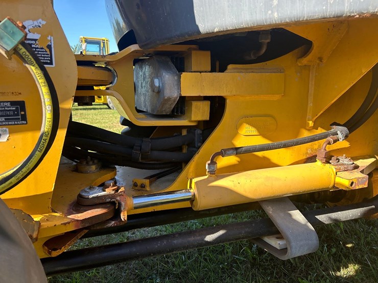 2011-deere-244j-image-14