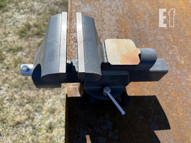 welding-table-w/-vice-image-9