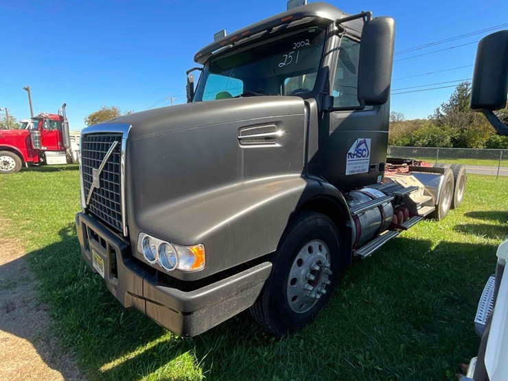 2002-volvo-tandem-axle-road-tractor-image-1